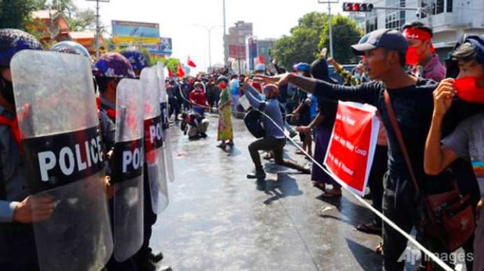 Người biểu tình đối đầu với cảnh sát ở Mandalay ngày 9/2. (Ảnh: AP)