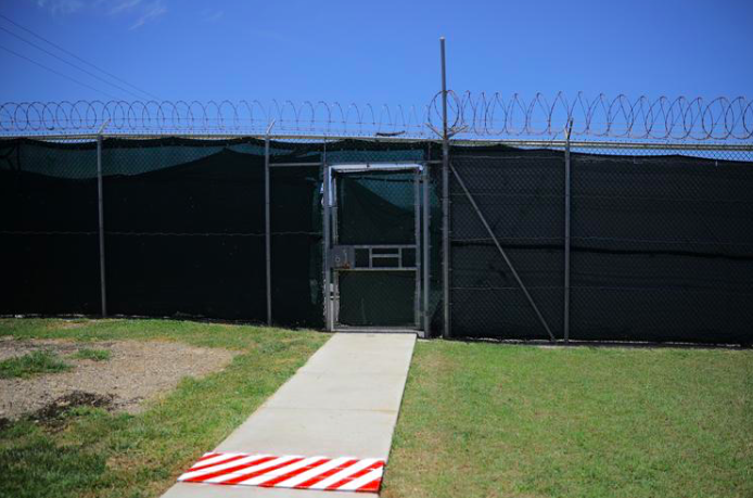 Trước cửa nhà tù của Mỹ trên Vịnh Guantanamo. (Ảnh: Reuters)