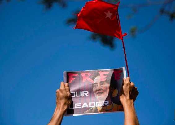Người Myanmar tiếp tục đấu tranh để đòi trả lại quyền lực của đảng của nhà lãnh đạo Aung San Suu Kyi . (Ảnh: Reuters)