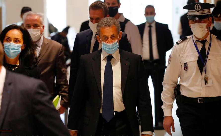 Cựu Tổng thống Pháp Nicolas Sarkozy (giữa) đến dự phiên toà ngày 1/3. (Ảnh: Reuters)