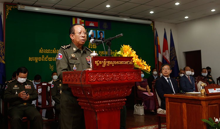 Bộ trưởng Quốc phòng Campuchia Sea Banh phát biểu tại cuộc gặp các nhân viên y tế được giao triển khai chương trình tiêm chủng. (Ảnh: Khmer Times)