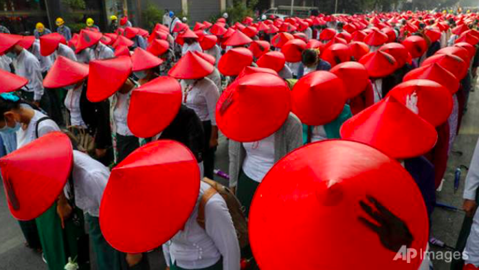 Các giáo viên mặc trang phục và đội mũ truyền thống tham gia cuộc biểu tình ngày 3/3 ở Mandalay. (Ảnh: AP)