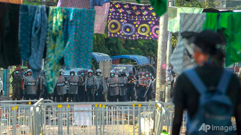 Người biểu tình Myanmar giăng váy phụ nữ đầy phố để đối phó với lực lượng an ninh. (Ảnh: AP)