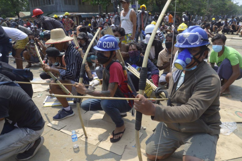 Người biểu tình Myanmar dùng vũ khí thô sơ tự chế để đối đầu với quân đội. (Ảnh: AP)