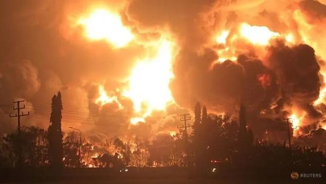 Đám cháy lớn ở nhà máy lọc dầu. (Ảnh: Reuters)