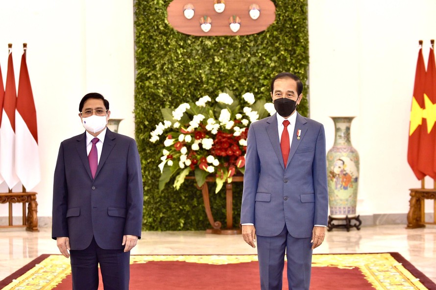 Tổng thống Indonesia Joko Widodo đón tiếp Thủ tướng Phạm Minh Chính. (Ảnh: Đoàn Bắc)