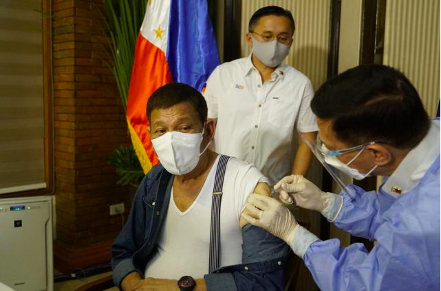 Hình ảnh ông Duterte lúc tiêm vắc-xin. (Ảnh: Bongopage)