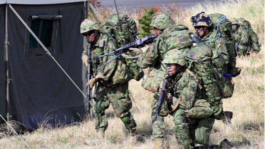 Lực lượng phòng vệ Nhật Bản trong một đợt diễn tập ở Kyushu năm 2018. (Ảnh: Nikkei)