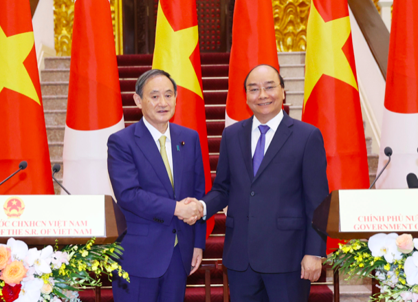 Chủ tịch nước Nguyễn Xuân Phúc đón Thủ tướng Nhật Bản Suga Yoshihide trong chuyến thăm Việt Nam năm 2020. (Ảnh: TTXVN)