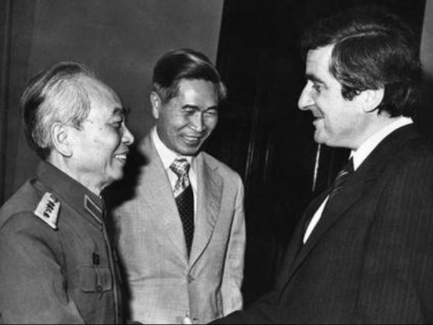 Đại tướng Võ Nguyên Giáp và Bộ trưởng Ngoại giao Nguyễn Cơ Thạch gặp gỡ nhà đồng sáng lập đảng Xã hội Pháp Jean-Pierre Chevènement năm 1982. (Ảnh: Le Monde) 