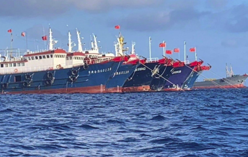 Các tàu Trung Quốc neo đậu bất thường ở quần đảo Trường Sa. (Ảnh: AP)