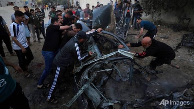 Một chiếc xe của người Palestine tan nát trong trận không kích của Israel. (Ảnh: AP)