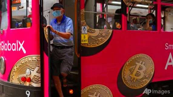Một xe buýt ở Hong Kong dán quảng cáo cho Bitcoin. (Ảnh: AP)