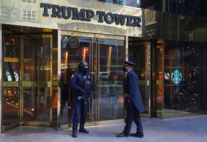Trước cửa Tháp Trump ở khu Manhattan. (Ảnh: Reuters)