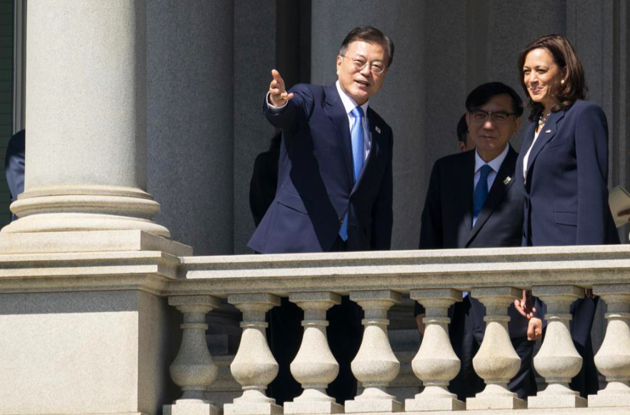 Tổng thống Hàn Quốc Moon Jae-in và Phó Tổng thống Mỹ Kamala Harris nói chuyện trên ban công toà nhà hành pháp Eisenhower trong khu Nhà Trắng ngày 21/5. (Ảnh: AP)
