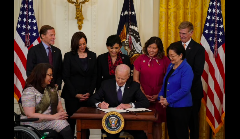Tổng thống Mỹ Joe Biden ký luật về chống tội ác thù hận nhằm vào người gốc Á. (Ảnh: Reuters)