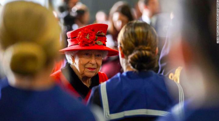 Nữ hoàng Anh Elizabeth thăm các thuỷ thủ và nhân viên trên tàu sân bay HMS Queen Elizabeth. (Ảnh: Bộ Quốc phòng Anh)