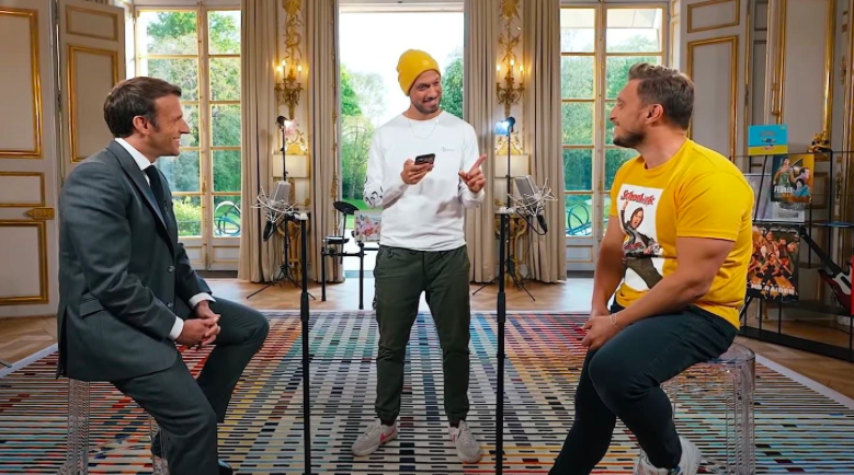 Tổng thống Pháp Emmanuel Macron (trái) trò chuyện với 2 YouTubers tại điện Elysee ngày 23/5. (Ảnh: newsbeezer)