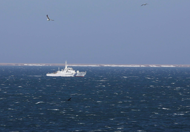 Một tàu của lực lượng phòng vệ trên biển Nhật Bản đang đi gần quần đảo tranh chấp với Nga. (Ảnh: Reuters)