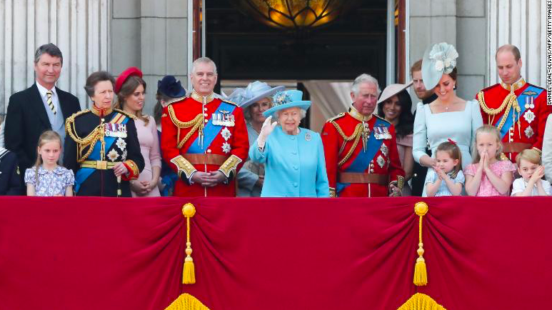 Các thành viên hoàng gia Anh vẫy chào người dân từ ban công cung điện Buckingham. (Ảnh: CNN)