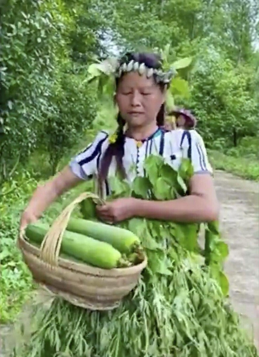 Một cảnh diễn trong video của nhóm nông dân. (Ảnh cắt từ clip)