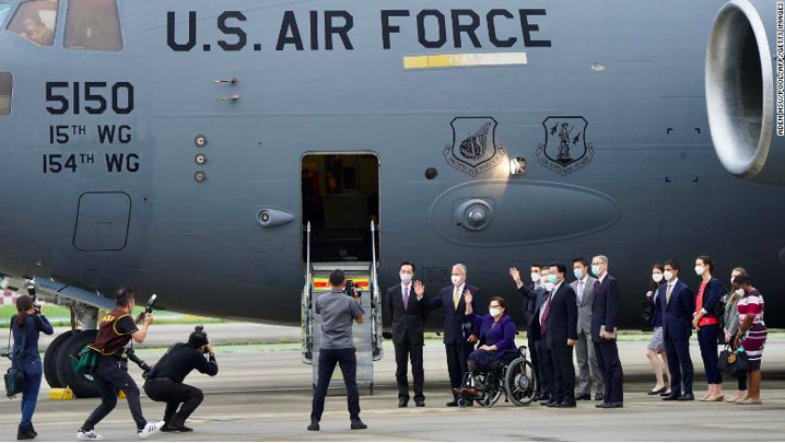 Nhóm nghị sĩ Mỹ đến Đài Loan bằng chiếc siêu máy bay vận tải quân sự C-17. (Ảnh: CNA)