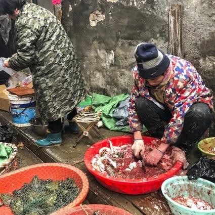 Một hàng bán và giết mổ động vật hoang dã ở chợ Hoa Nam, Vũ Hán. (Ảnh: Simon Song)