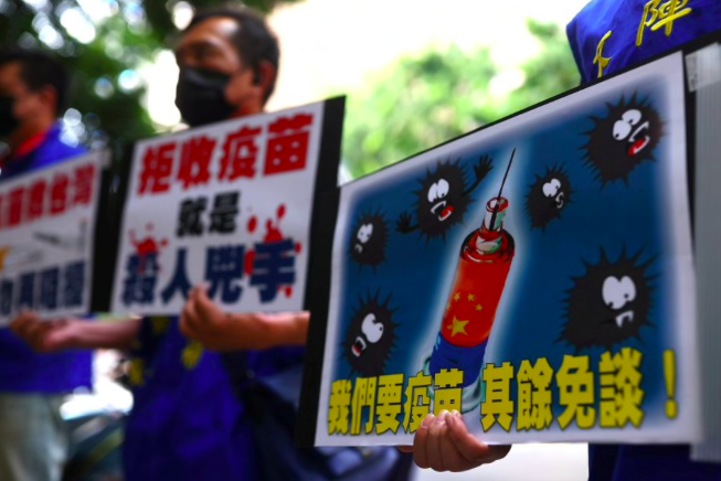 Một số người Đài Loan thân đại lục kêu gọi chính quyền cấp phép cho sử dụng các loại vắc-xin Trung Quốc. (Ảnh: Reuters)