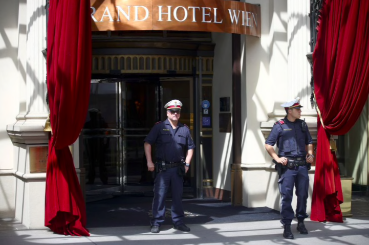 Cảnh sát đứng gác bên ngoài khách sạn là nơi diễn ra cuộc đàm phán. (Ảnh: Reuters)