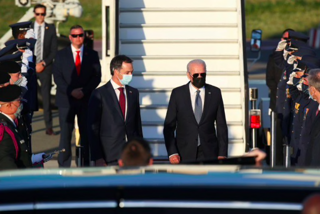 Thủ tướng Bỉ Alexander De Croo đón Tổng thống Mỹ Joe Bide đến dự thượng đỉnh của NATO. (Ảnh: Reuters)