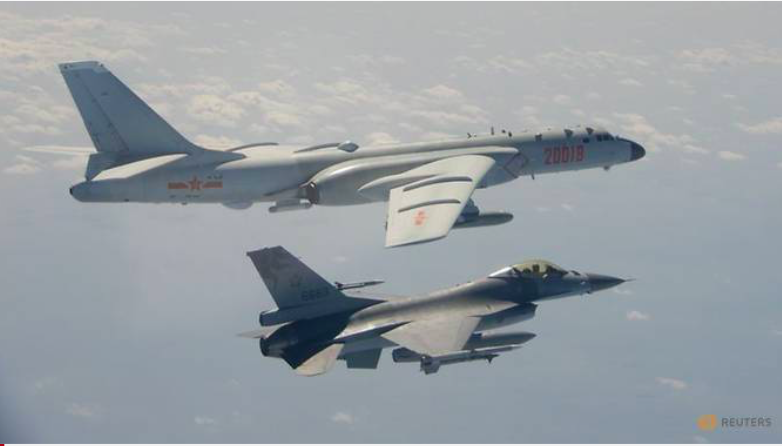 Một máy bay ném bom H-6 của Trung Quốc đại lục bay gần chiếc F-16 của Đài Loan (Ảnh: CNA)