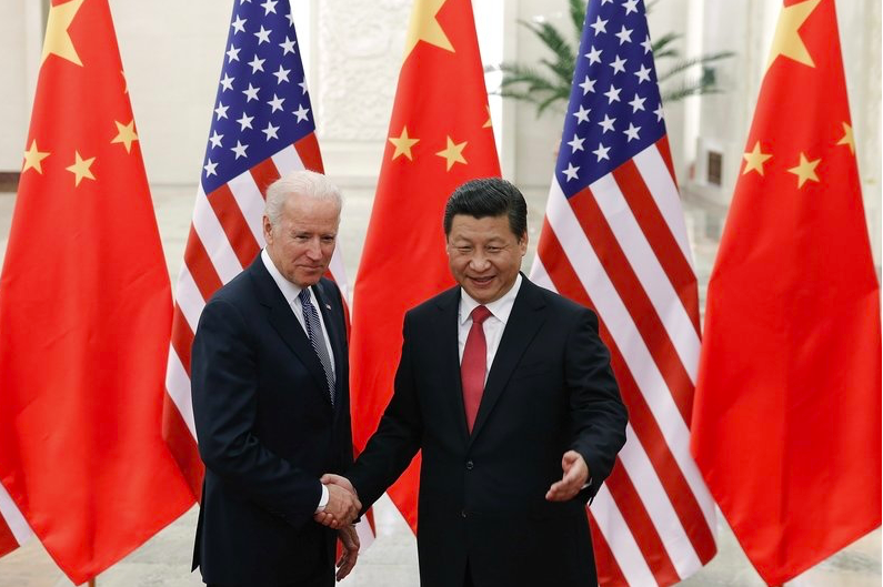 Hai ông Biden và Tập trong một cuộc gặp hồi năm 2013. (Ảnh: AP)