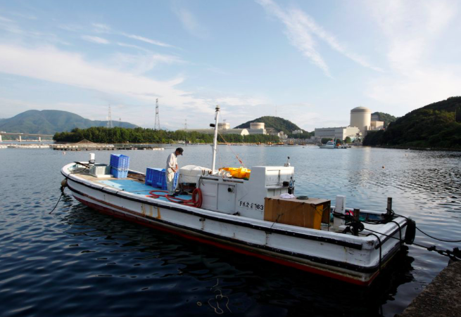 Một tàu cá đánh bắt gần nhà máy điện hạt nhân Mihama. (Ảnh: Reuters)