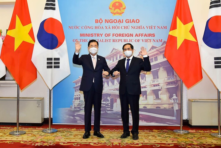 Bộ trưởng Bùi Thanh Sơn và Bộ trưởng Ngoại giao Hàn Quốc Chung Eui Yong trong cuộc gặp ngày 23/6. (Ảnh: Mofa)
