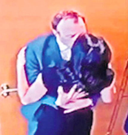 Hình ảnh Bộ trưởng Y tế Anh Matt Hancock hôn trợ lý bị camera an ninh ghi lại. (Ảnh: The Sun)