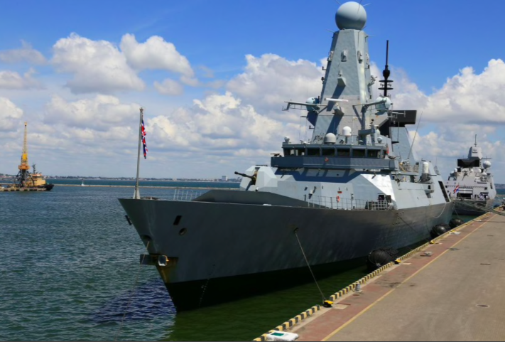 Tàu HMS Defender của hải quân Anh. (Ảnh: Reuters)