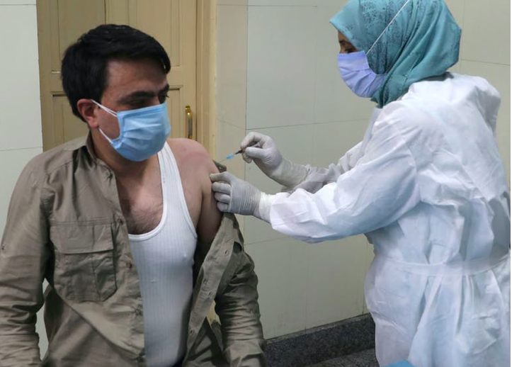 Một người Ấn Độ được tiêm vắc-xin. (Ảnh: Reuters)