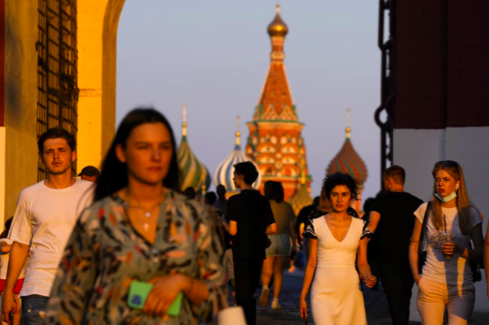 Người dân Nga hầu hết không đeo khẩu trang khi đi bộ trên Quảng trường Đỏ ngày 24/6. (Ảnh: AP)