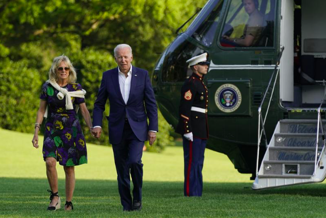 Tổng thống Mỹ Joe Biden và Phu nhân bước trên thảm cỏ trước Nhà Trắng sau khi xuống trực thăng hôm 27/6. (Ảnh: AP)