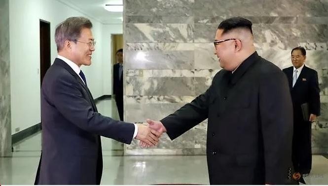 Chủ tịch Kim Jong Un chào đón Tổng thống Hàn Quốc Moon Jae-in tại làng đình chiến Bàn Môn Điếm năm 2018. (Ảnh: Reuters)