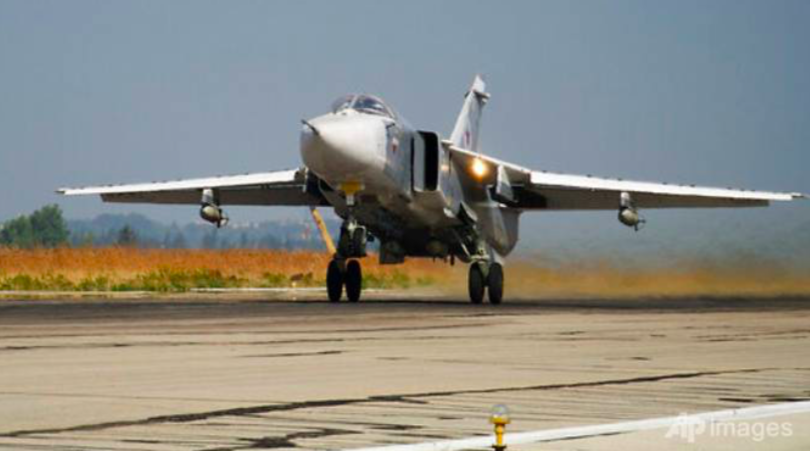 Một chiếc Su-24 của Nga cất cánh từ sân bay Hemeimeem, Syria, năm 2015. (Ảnh: AP)