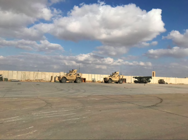 Xe quân sự Mỹ tại căn cứ không quân Ain al-Asad ở tỉnh Anbar, Iraq. (Ảnh: Reuters)