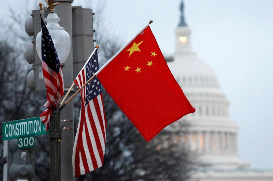 Quốc kỳ Mỹ và Trung Quốc được treo gần trụ sở Quốc hội Mỹ nhân chuyến thăm của Chủ tịch Trung Quốc Hồ Cẩm Đào đến Mỹ năm 2011. (Ảnh: Reuters)