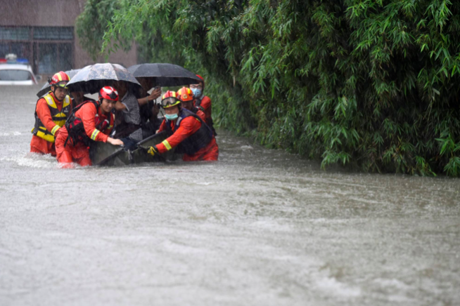 Sơ tán dân trong vùng mưa lũ ở tỉnh An Huy, Trung Quốc, ngày 8/7. (Ảnh: Reuters)