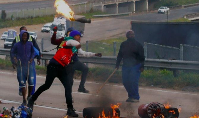 Bạo loạn vừa xảy ra ở nhiều tỉnh và thành phố của Nam Phi. (Ảnh: CNBC)