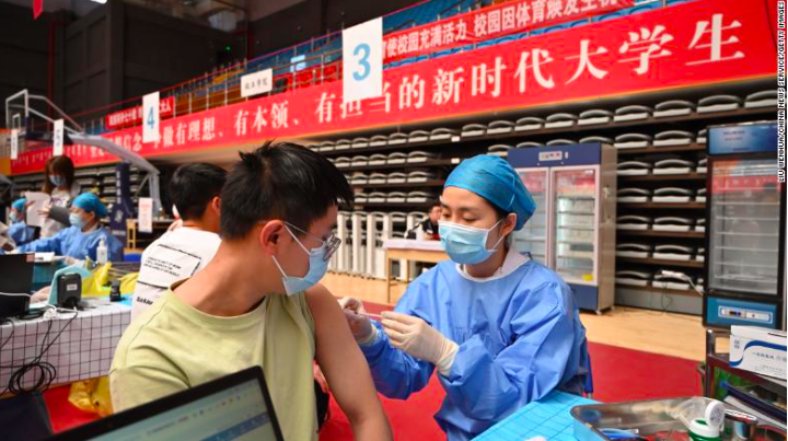 Tiêm vắc-xin COVID-19 cho người dân Nội Mông, Trung Quốc, ngày 13/4. (Ảnh: CNN)