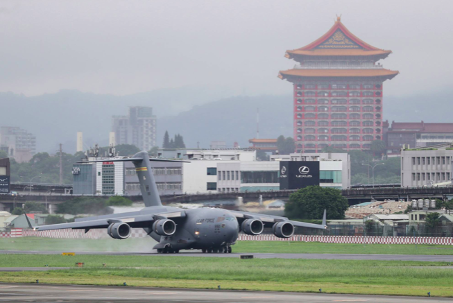 Chiếc máy bay vận tải quân sự C-17 Globemaster III hạ cánh xuống Đài Loan ngày 6/6. (Ảnh: Reuters)