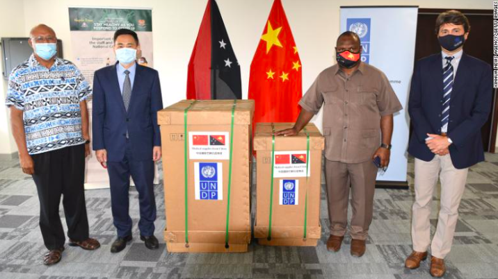 Thủ tướng James Marape tiếp nhận 15 máy thở do Trung Quốc viện trợ vào tháng 10/2020. (Ảnh: CNN)