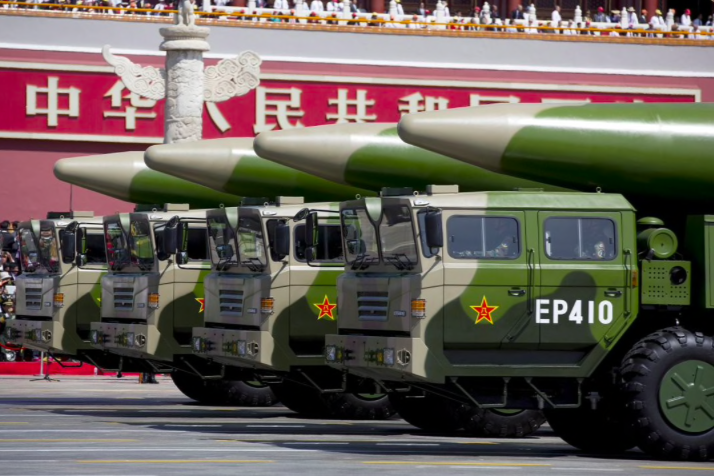 Các xe chở tên lửa DF-26 trên quảng trường Thiên An Môn nhân lễ kỷ niệm 70 năm chấm dứt Thế chiến 2 vào tháng 9/2015. (Ảnh: Reuters)