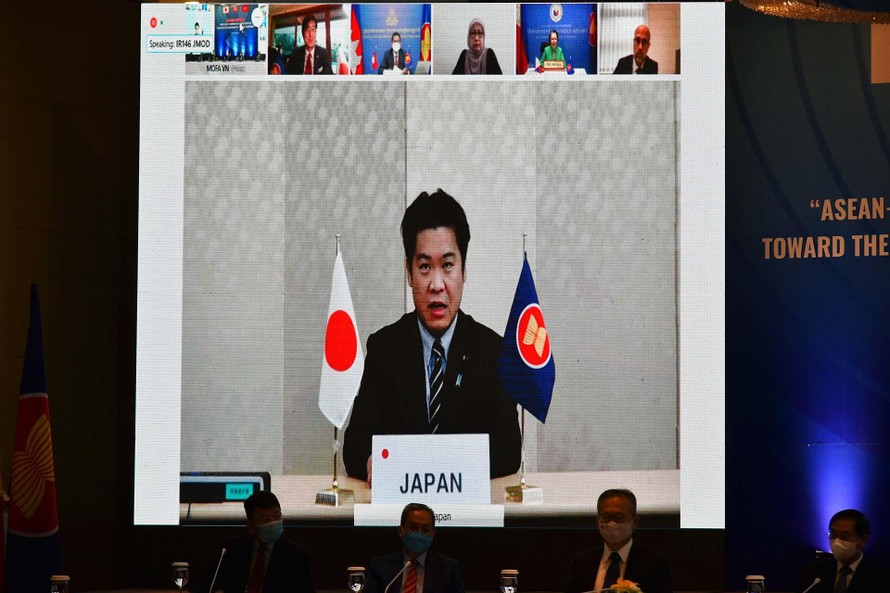 Bộ trưởng Quốc vụ thứ nhất Bộ Ngoại giao Nhật Bản Washio Eiichiro phát biểu tại toà đàm trực tuyến. (Ảnh: Mofa)